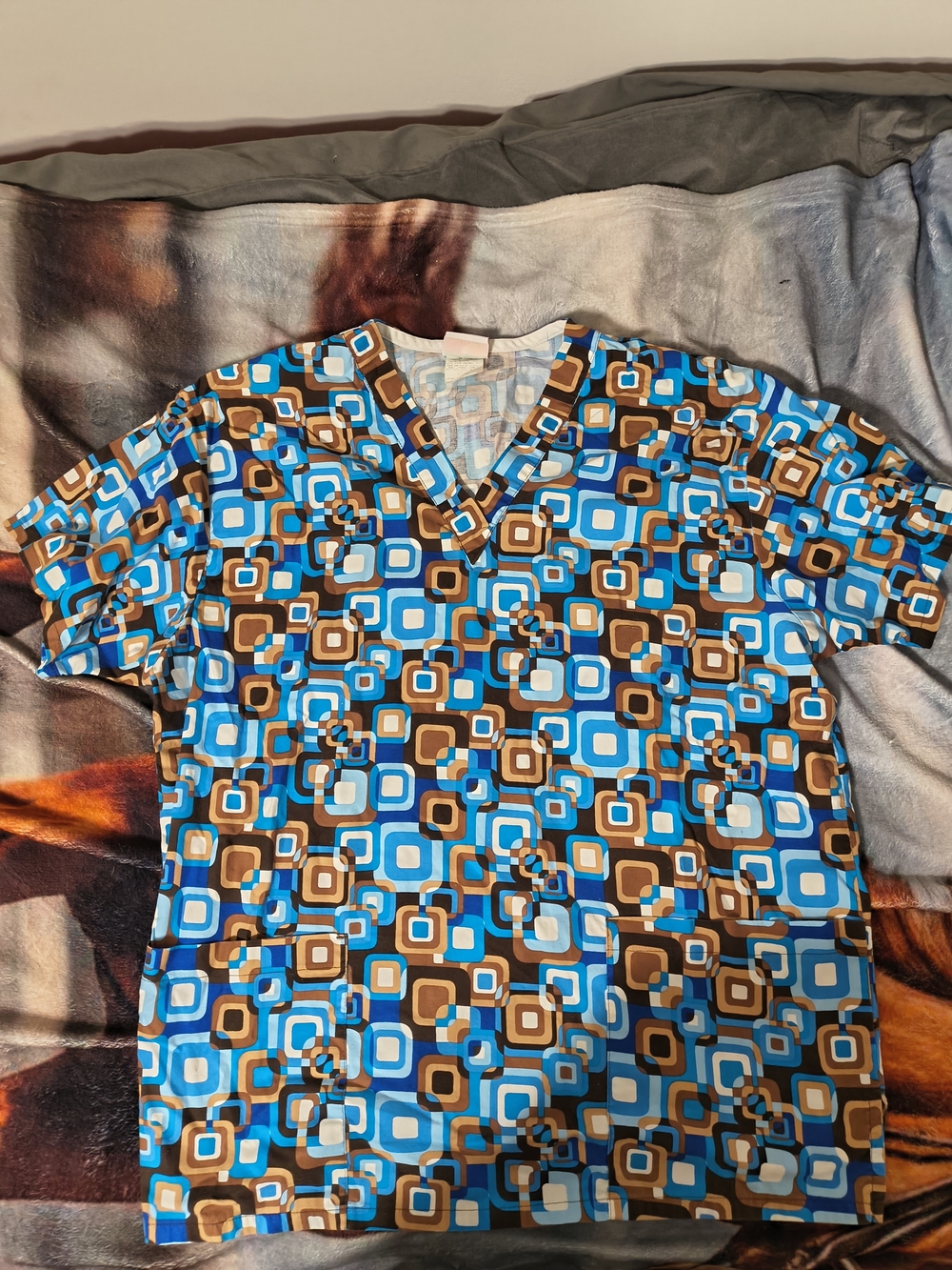 Peaches Uniforms Blue & Brown Geo-Print Short Sleeve Scrub Top